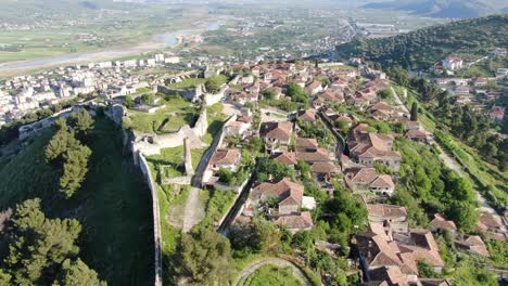 vista de aviones no tripulados en albania volando en la ciudad de berat sobre un castillo medieval en una fortaleza de tierra alta que muestra las casas de techo marrón de ladrillo desde arriba