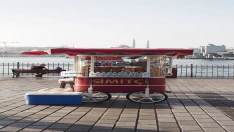 vendedor callejero de comida que vende simit en estambul, turquía