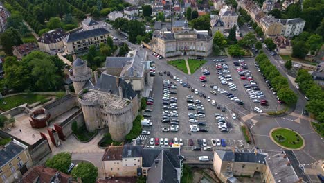 aufwärts und rückwärts gerichtete luftbewegung vom schloss der herzöge von alencon, alençon, orne, frankreich