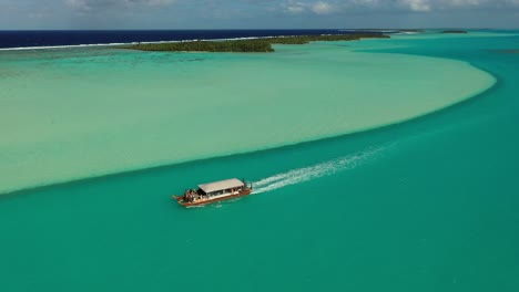 Crucero-En-Barco-Por-La-Laguna-De-Aitutaki-En-La-Isla-Cook