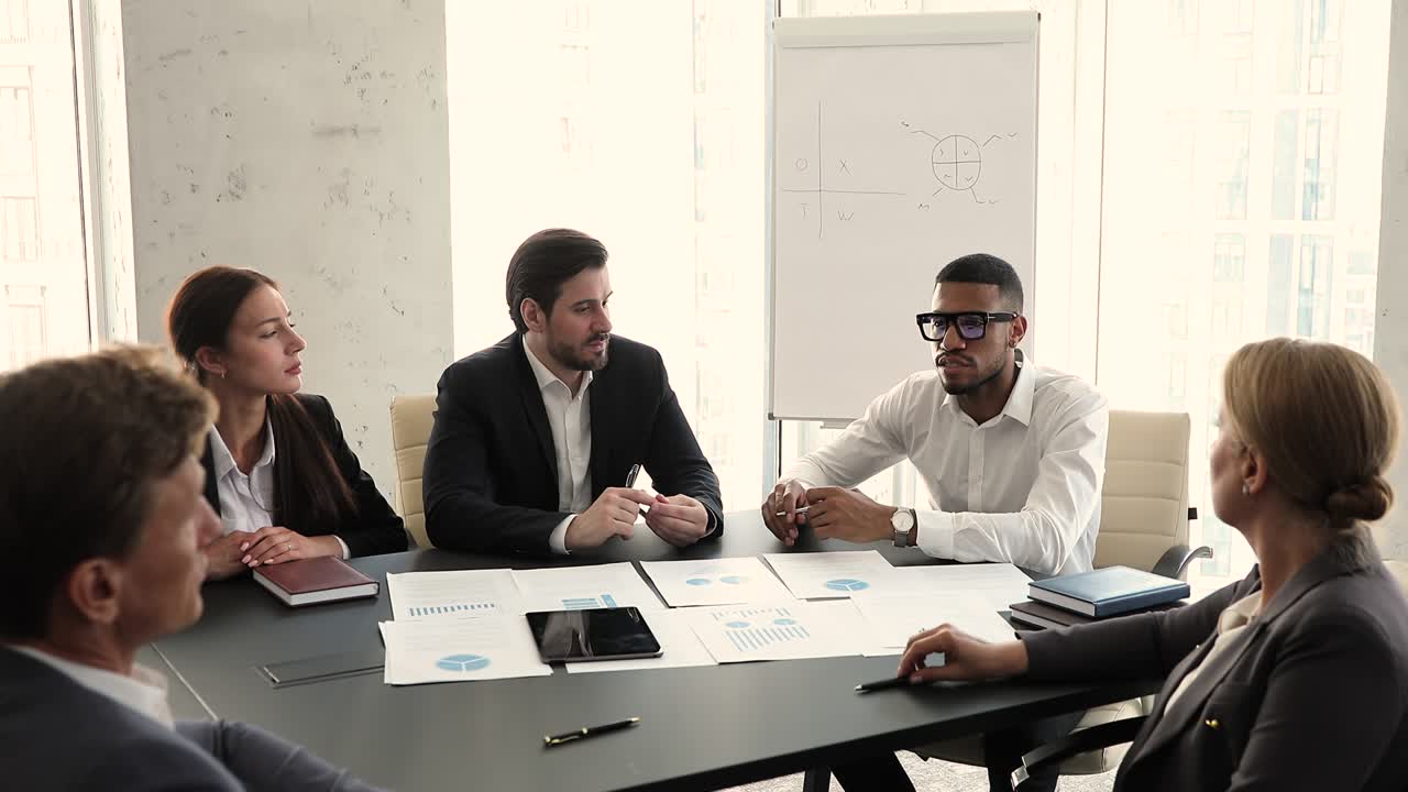 el departamento financiero de la empresa discute las ganancias del proyecto se reúne en la sala de juntas