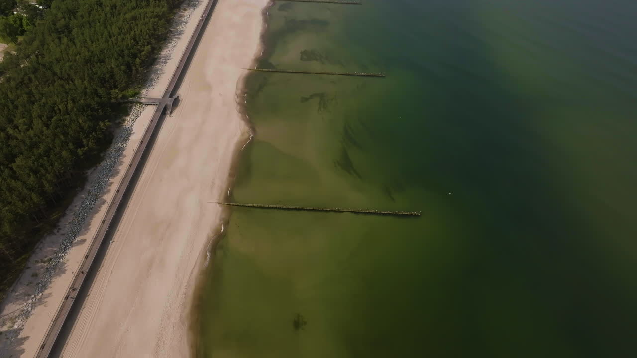은 폴란드의 플라자 미엘노 해변의 파도 깨기 위를 기울이는 공중 사진