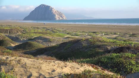 La-Hermosa-Roca-En-Morro-Bay-California-En-Luz-Dorada-Del-Atardecer-1