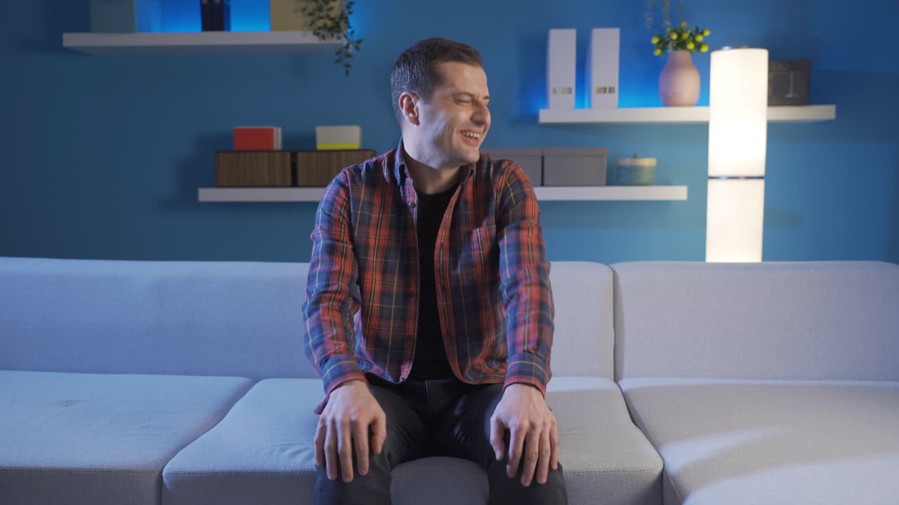 paranoia o esquizofrenia. hombre loco con enfermedad mental volviéndose loco en casa, gritando, teniendo un colapso nervioso.