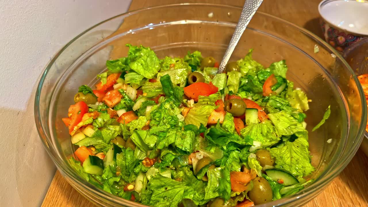 Sunn måltidsforberedelse, fersk hagesalat og pannestekt hvitløksreke-middag