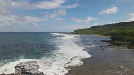 Olas-Rompiendo-En-La-Costa-De-Una-Isla-En-Los-Trópicos