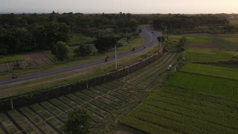 Luftaufnahme,-Sonnenuntergang-Mit-Großer-Straße-Zwischen-Savanne