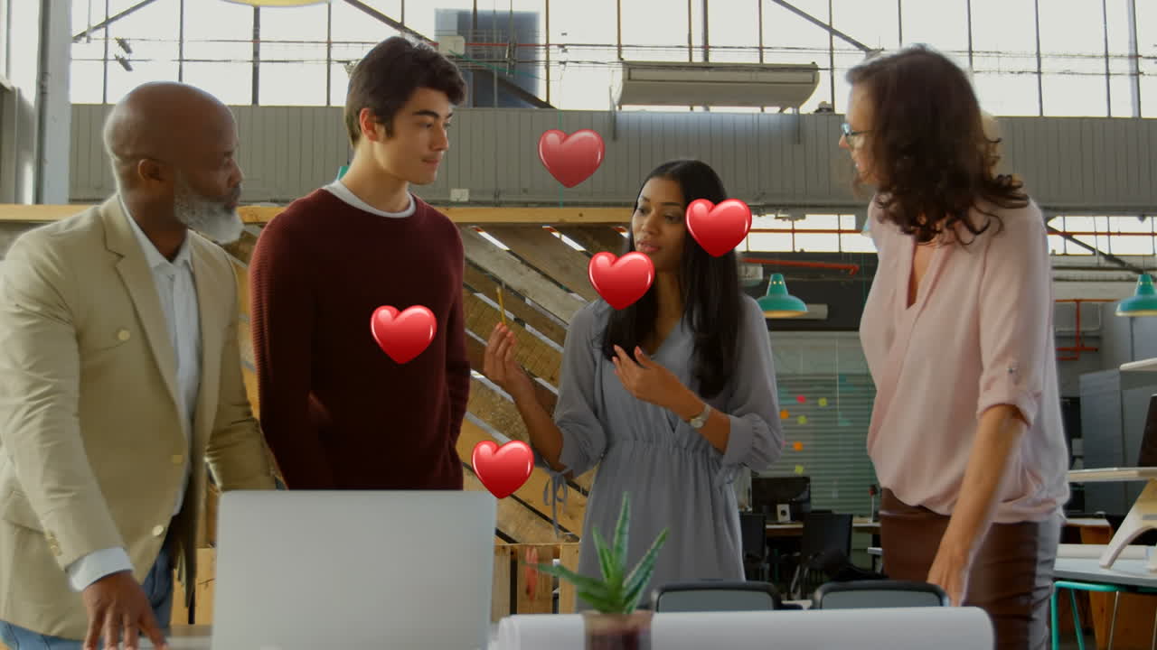 다양한 비즈니스 사람들 사이에 심장 아이콘의 애니메이션