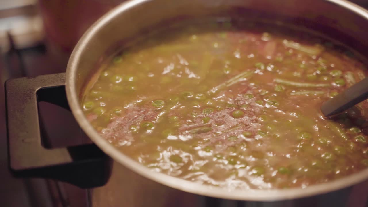sopa hirviendo con cucharón en la olla - primer plano, tiro panorámico lento