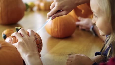 Perforando-Pequeñas-Calabazas-Para-Halloween