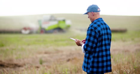 Landwirtschaftsbauer,-Der-Feld-Moderne-Landwirtschaft-Untersucht-20