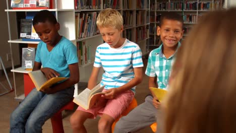 maestro enseñando a los niños en la biblioteca