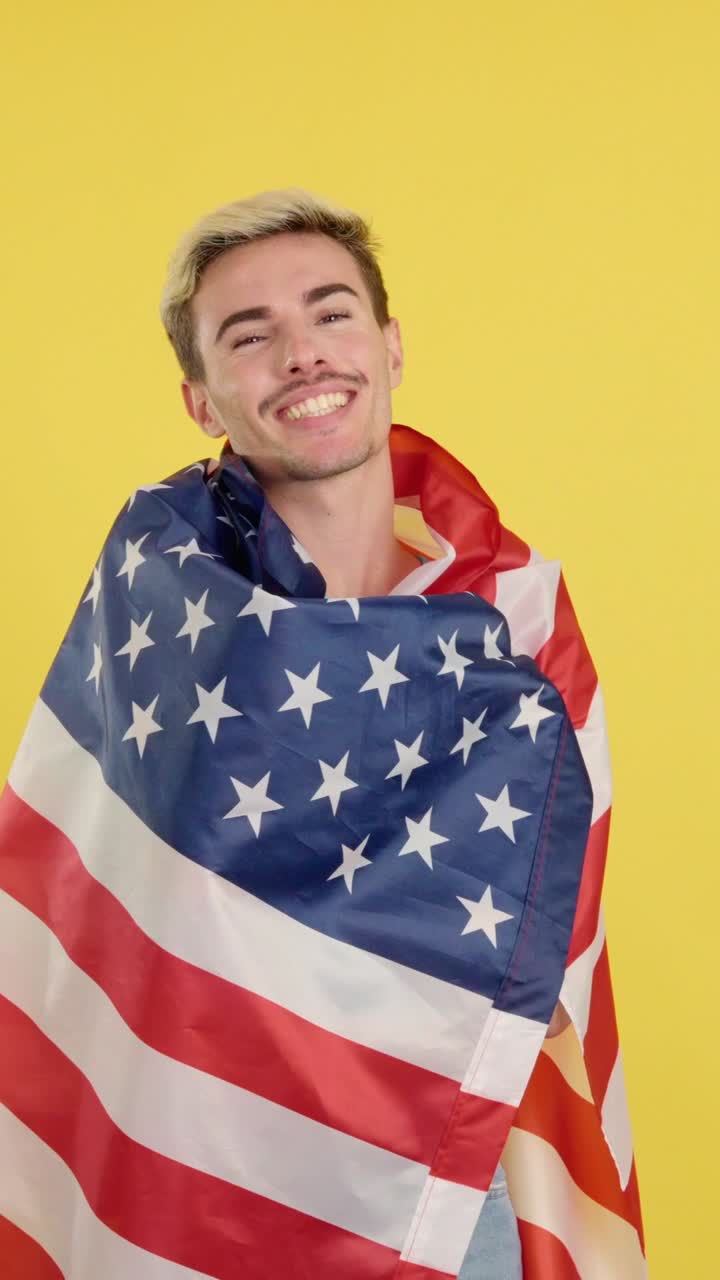 hombre con bandera estadounidense