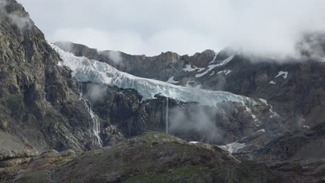 impresionante fotografía del glaciar fellaria en valmalenco, pan revela el pico de la montaña