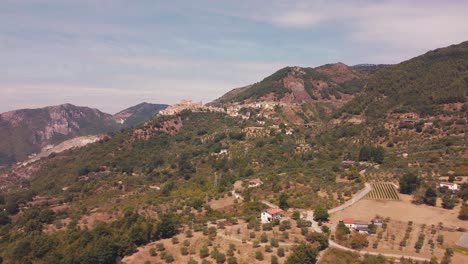 drone volando sobre una vieja ciudad italiana