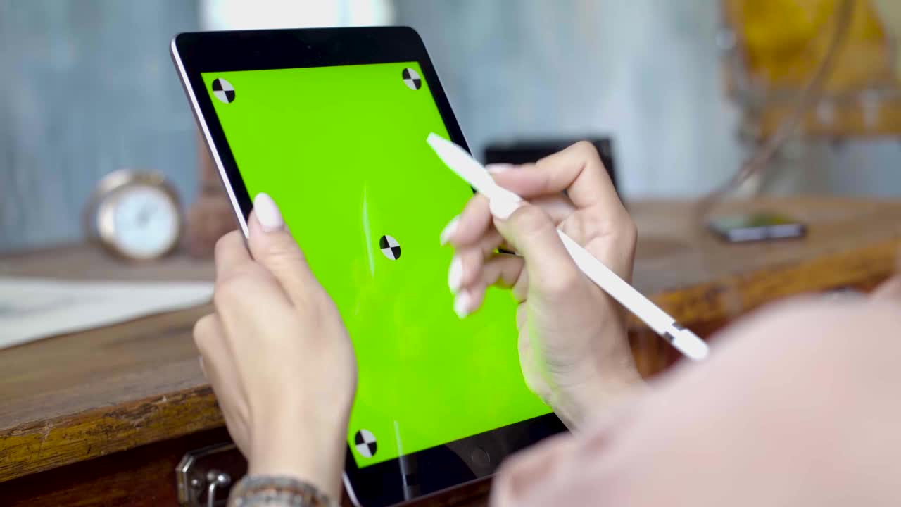 디지털 펜 을 가진 태블릿 을 사용하는 여자