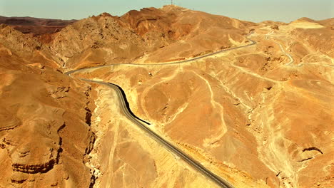 imágenes de drones vista de la carretera sobre las montañas