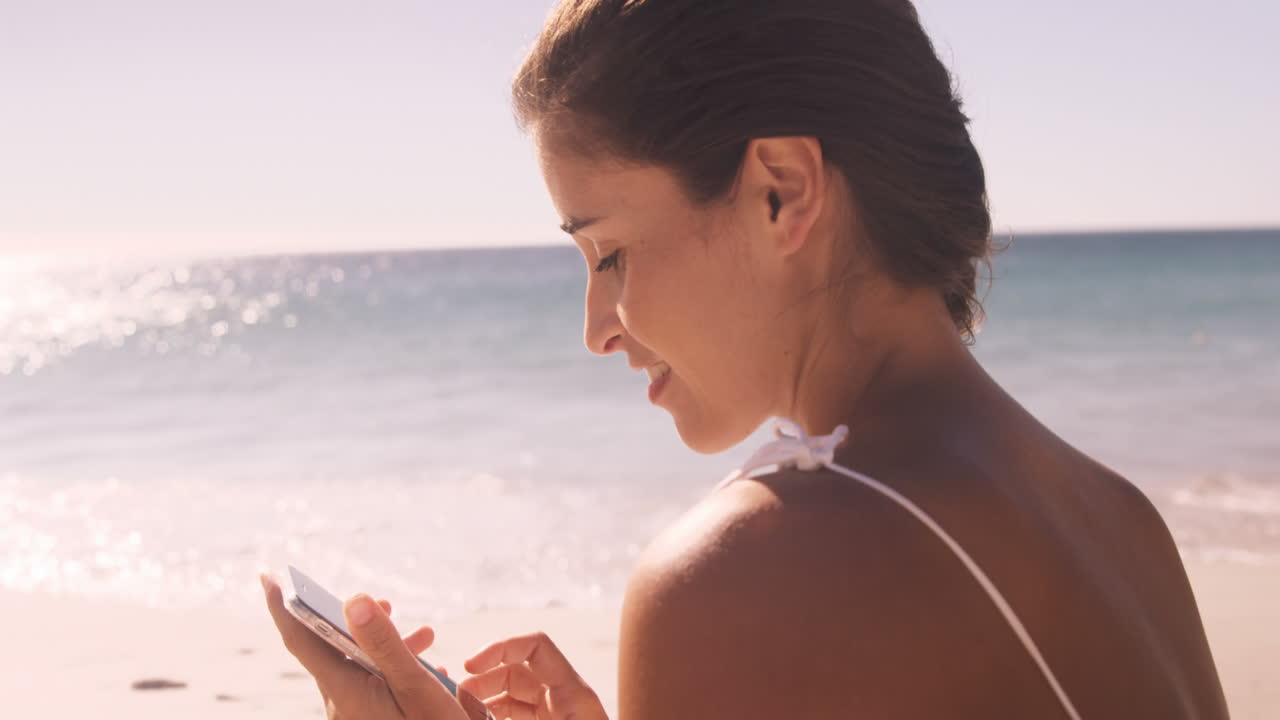 mujer tomando una selfie con su teléfono inteligente