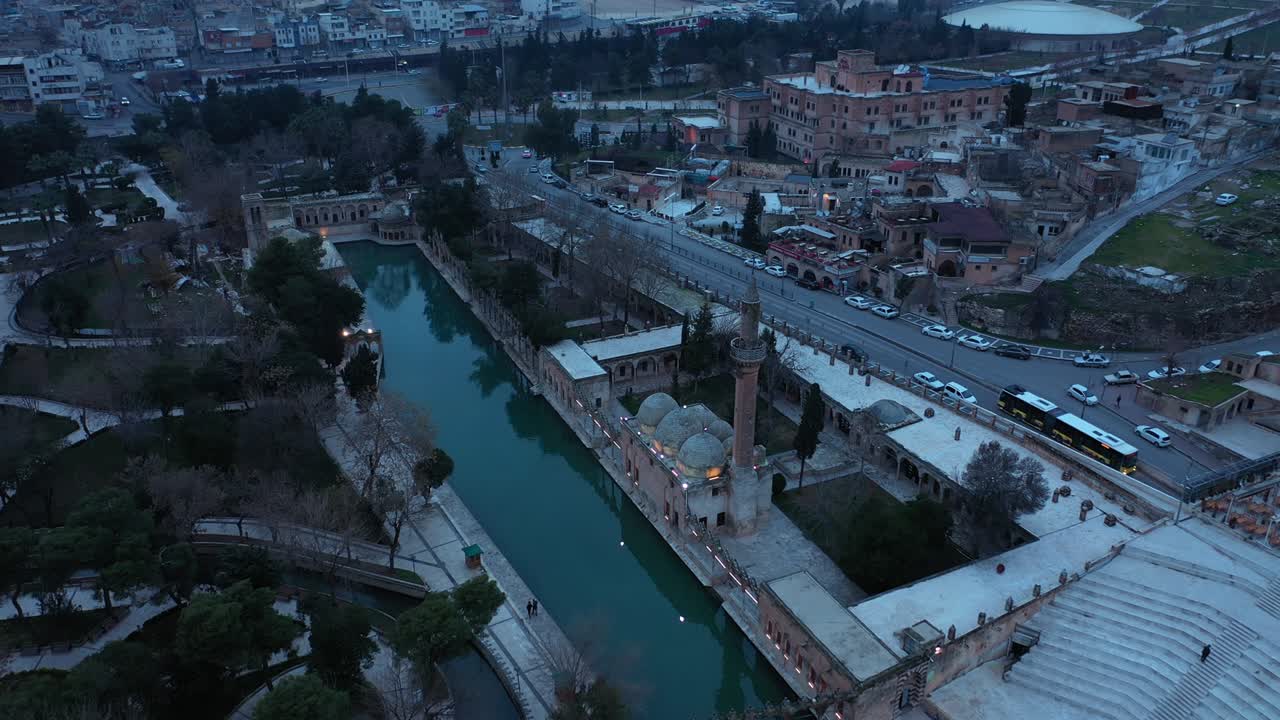vista aérea de balikligol (piscina de abraham) en sanliurfa. imágenes de 4k en turquía