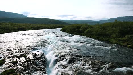 Volando-Sobre-La-Cascada-Glacial-Bruarfoss-Islandia-Día-Soleado