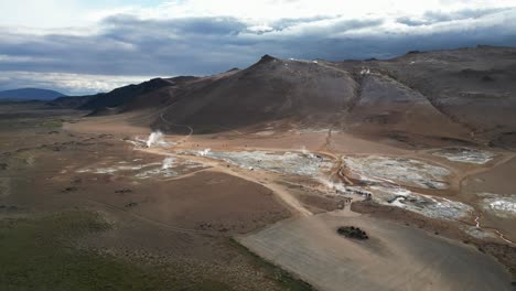 turistas caminando por la zona geotérmica en el este de islandia