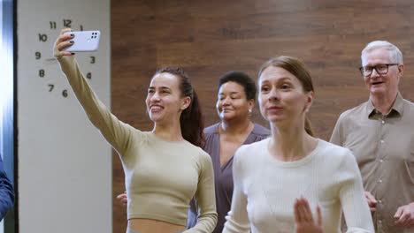 mujer sosteniendo teléfono inteligente