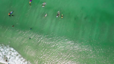 Rotierende-Draufsicht-Aus-Der-Luft-über-Den-Strand-Von-Lombo-Selong-Belanak-In-Indonesien-Mit-Wellen-Und-Surfern