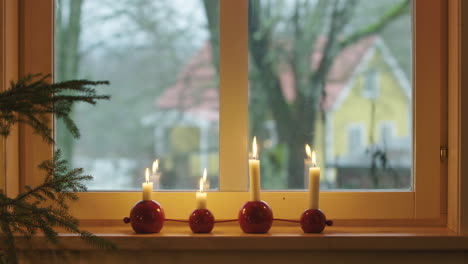 adornos navideños - velas de adviento junto a una ventana, suecia, plano medio