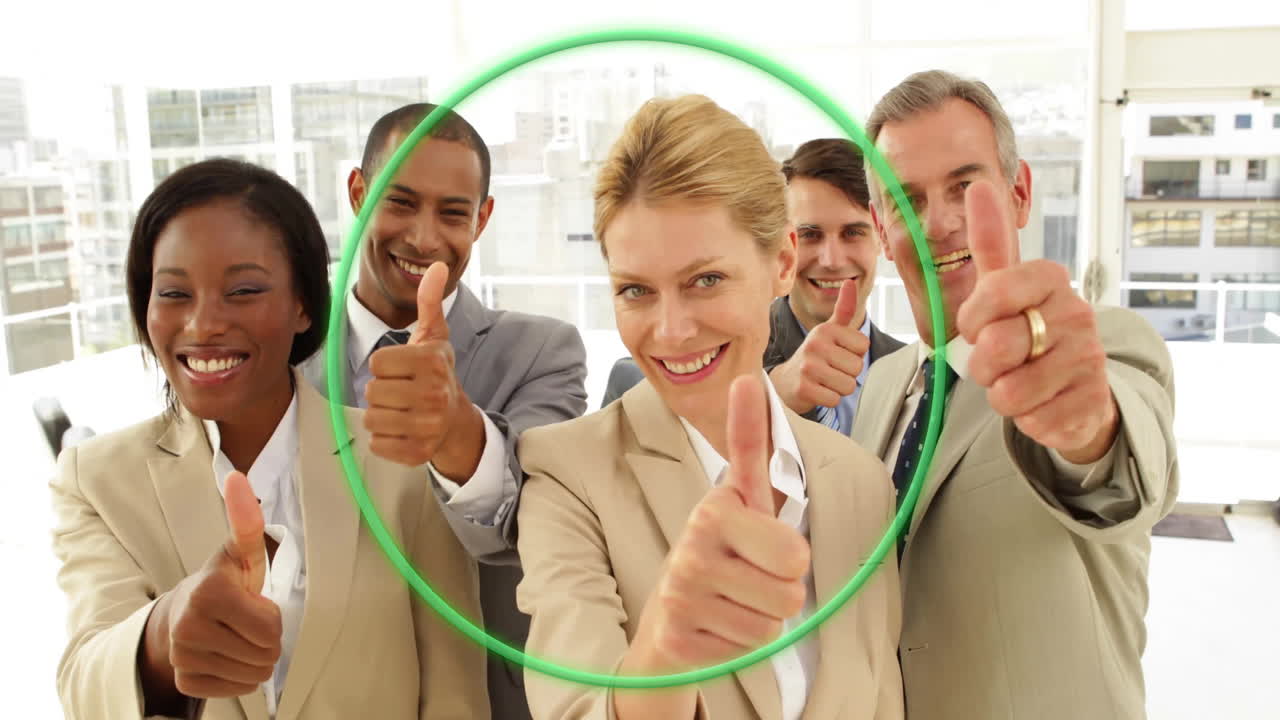 grupo de personas de negocios dando pulgares hacia arriba sobre la animación del círculo verde