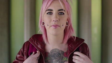 retrato de una mujer joven excéntrica con aspecto punk alternativo con chaqueta roja