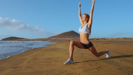 Yoga-Retreat-Und-Training---Frau-In-Yoga-Pose-Am-Strand-Bei-Sonnenaufgang.-Weibliches-Yoga-Mädchen,-Das-Training-In-Der-Ruhigen-Ozeanlandschaft-Ausarbeitet.-Steadycam-In-Zeitlupe