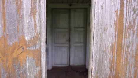 버려진 집의 문을 통해 팬 아웃