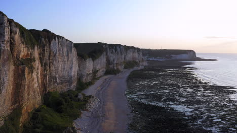 Absteigende-Luftaufnahme-über-Ebbe-Atlantikstrand-Bei-Sonnenuntergang