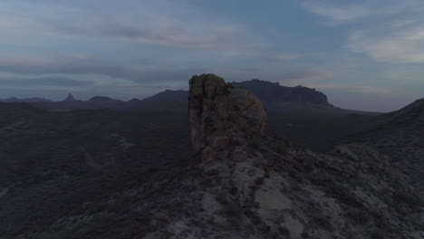 vista aérea de 360 grados del pico de la montaña desértica