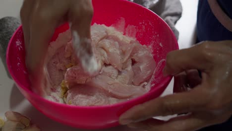 cubrir las tartas de pollo con harina para crear una masa