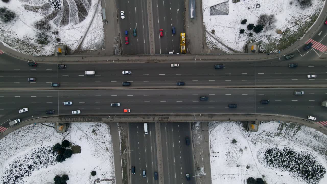 воздушный вид дрона на дорожное пересечение, большое автомобильное перекресток. воздушное пересечение шоссе в зимний вечер, цветно-корректированный 4k кадр