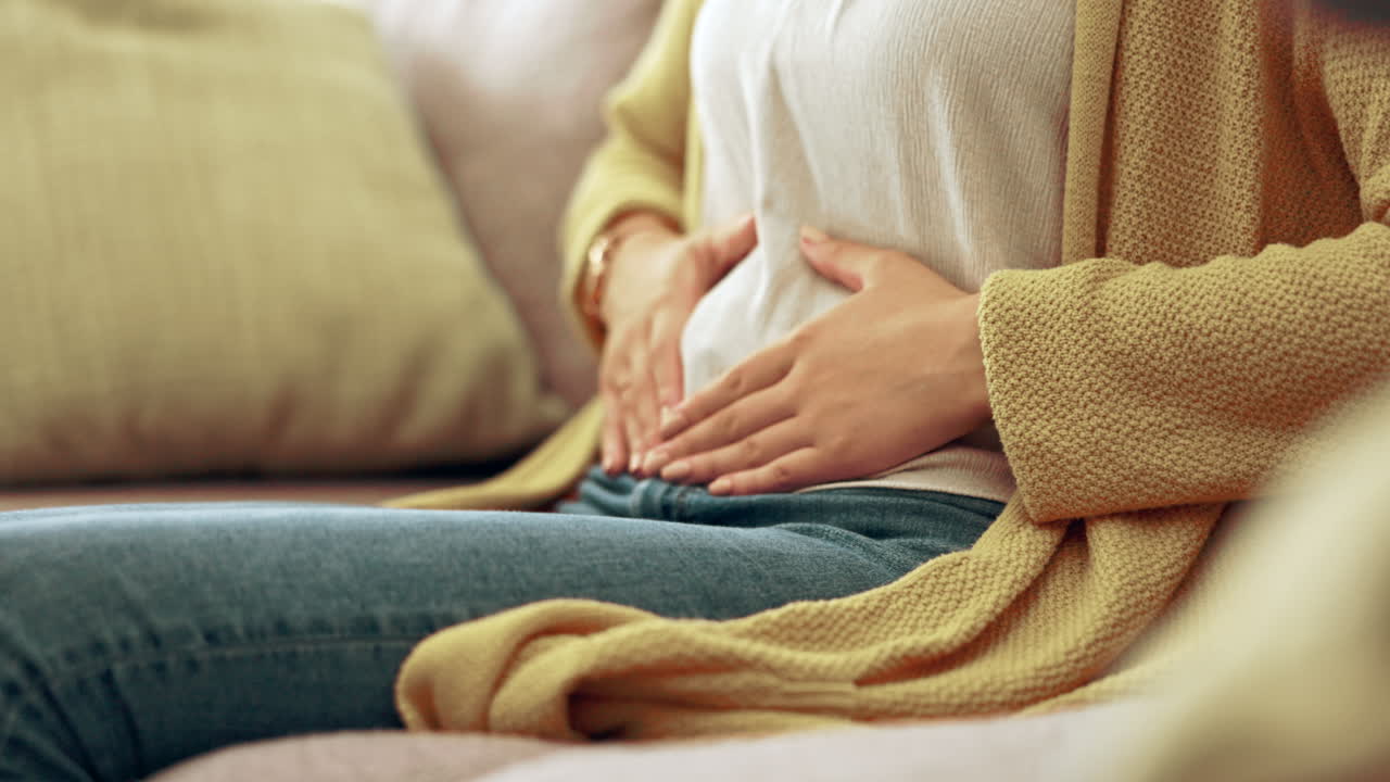 Dor, período menstrual e mulher com as mãos na barriga