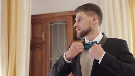 novio con camisa blanca y chaqueta en casa. día de la boda. hombre guapo