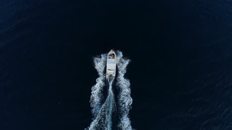 navegando por el océano en un bote a motor desde una vista aérea de drones