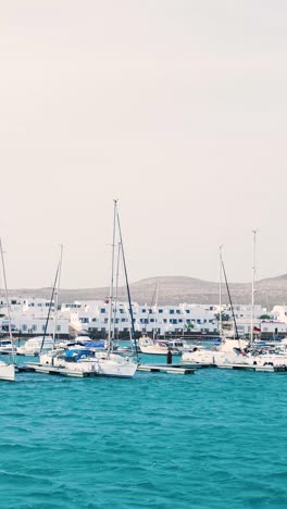 pintoresca escena de la marina con barcos y edificios blancos
