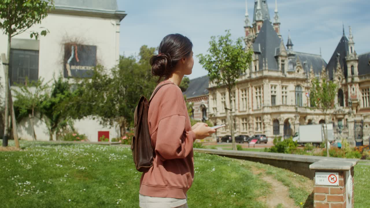 Donna che esplora una città europea