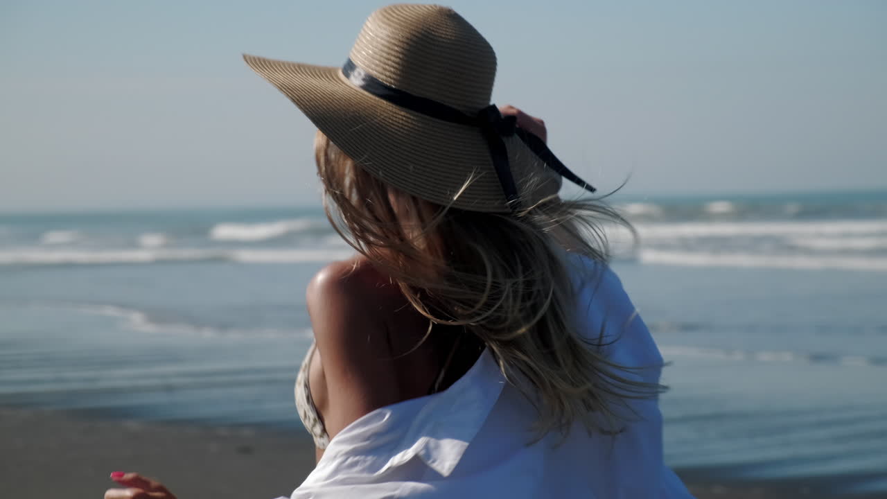 은 해변 하루를 즐기는 여자