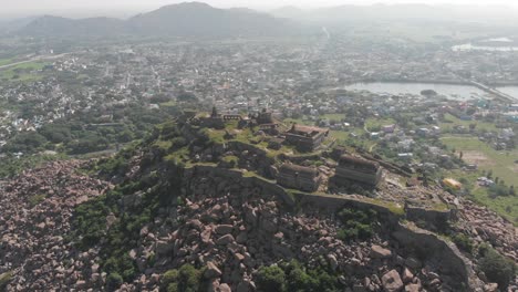 fuerte krishnagiri parado en una montaña increíble cubierta de enormes rocas, india
