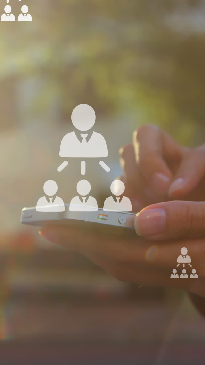 animación de iconos de usuario sobre las manos de una mujer caucásica que usa un teléfono inteligente en la ciudad