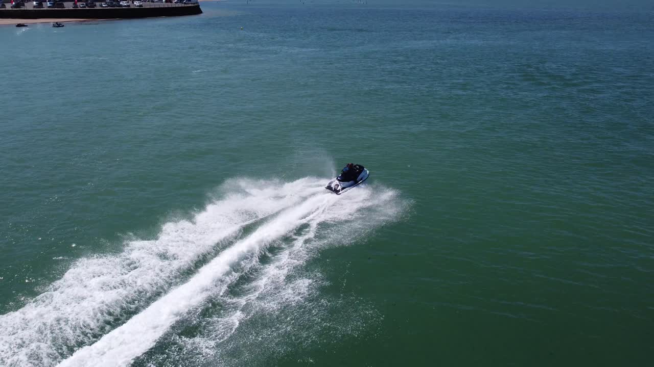 seguimiento de drones siguiendo jet ski costa de kent margate uk