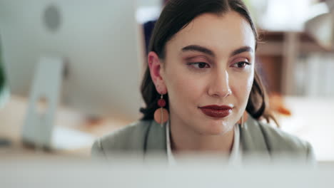 mujer de negocios, cara y lectura de computadora