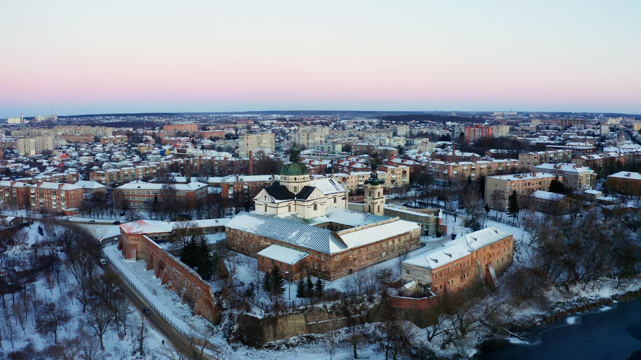 el monasterio en la ciudad de berdichev ucrania vista panorámica aérea