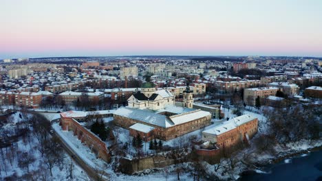 el monasterio en la ciudad de berdichev ucrania vista panorámica aérea