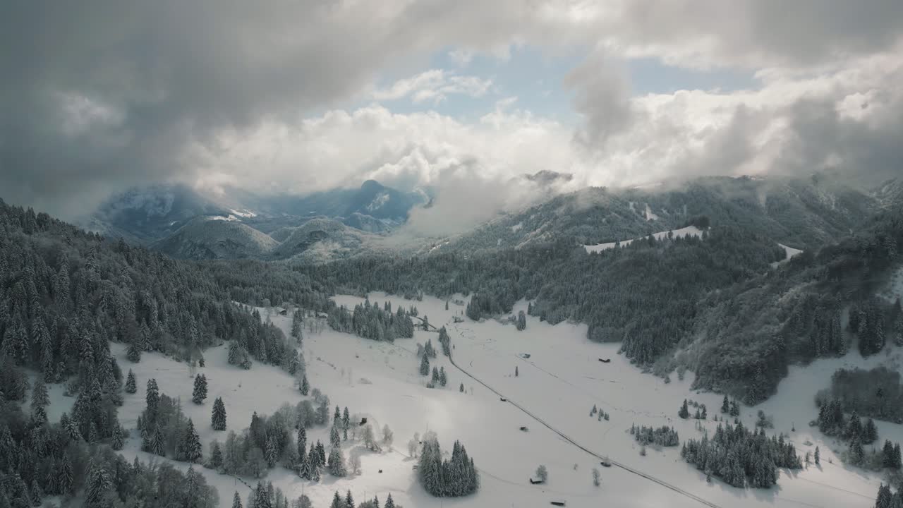 paisaje nevado del valle de montaña con nieve, luz solar y cielo azul