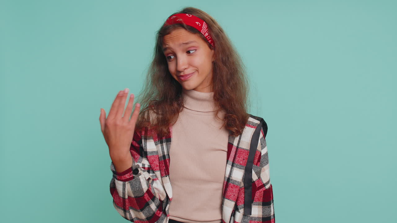 niña adolescente molesta niño haciendo rostro gesto de la palma, sintiéndose aburrido, decepcionado con el resultado, malas noticias